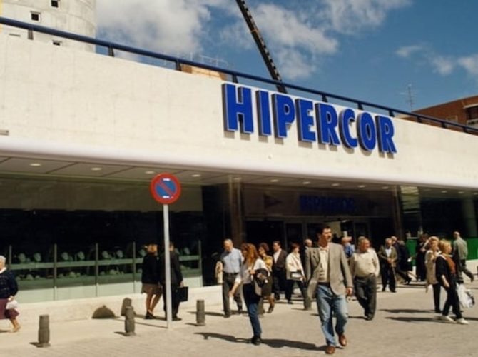 Hipercor anuncia varias vacantes disponibles para cajeros, reabastecedores, auxiliares de almacén y otros sectores